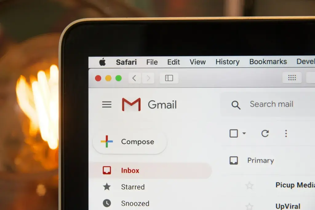 Email aziendale professionale su computer